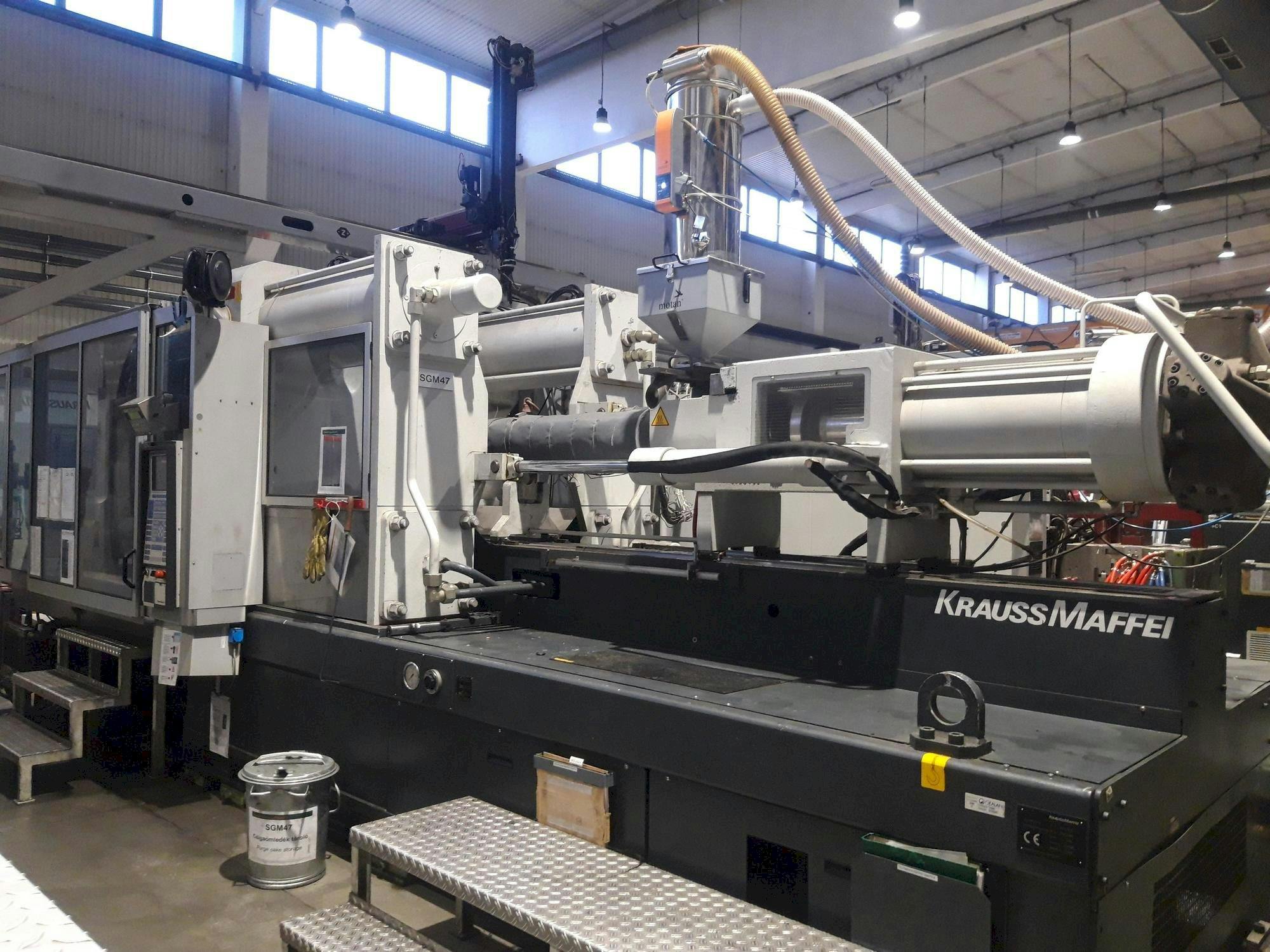 Front view of Krauss Maffei KM 650-2700 C2  machine