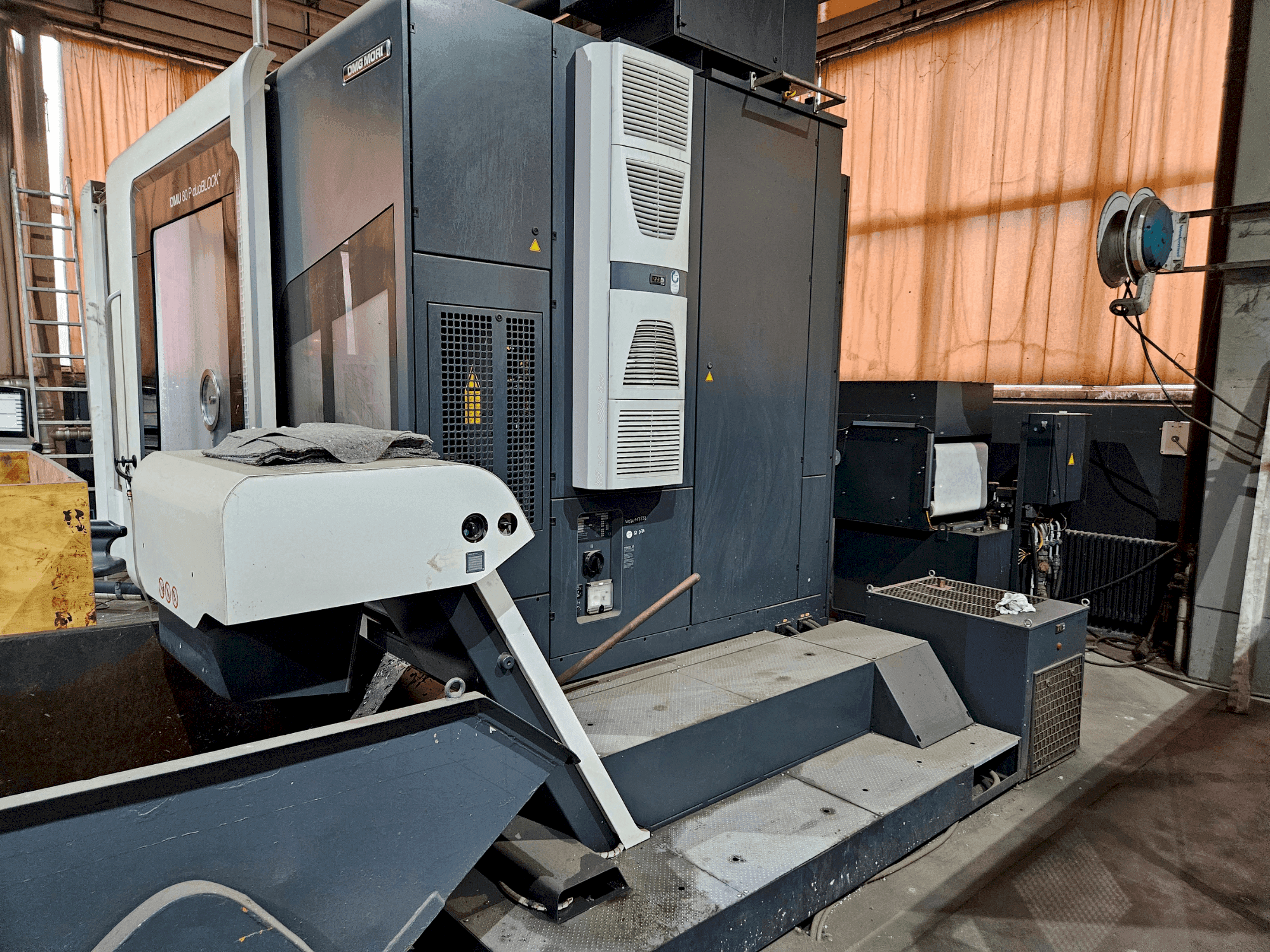 Front view of DMG MORI DMU 80 P duoBLOCK  machine