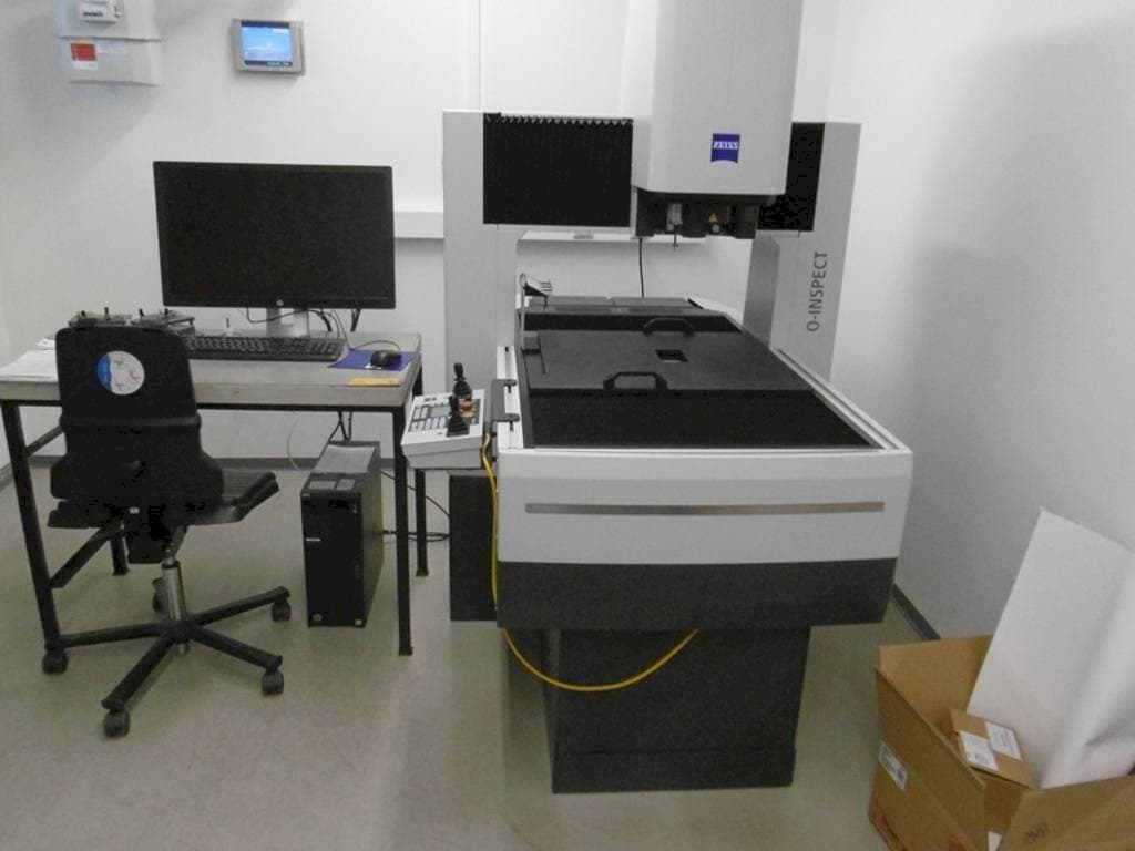 Front view of ZEISS O-Inspect 543  machine